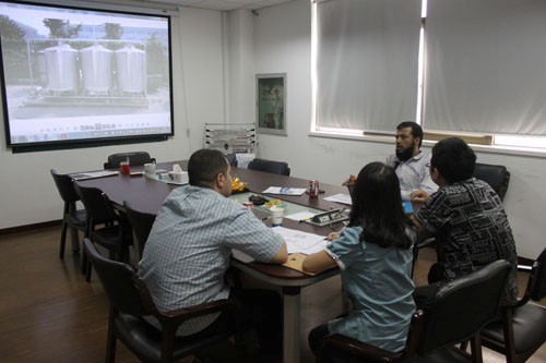 也門(mén)番茄醬生產(chǎn)線客戶與惠合工程師洽談現(xiàn)場(chǎng)2