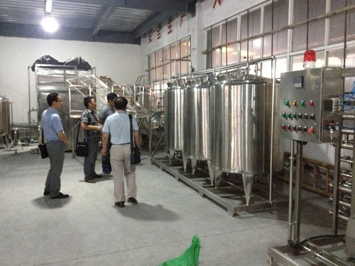 李時珍醫藥集團客戶到工廠參觀CIP清洗系統樣品